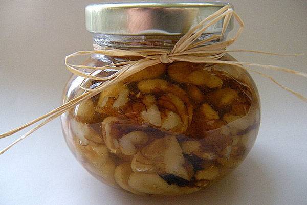 Грецкие орехи с медом: польза и вред