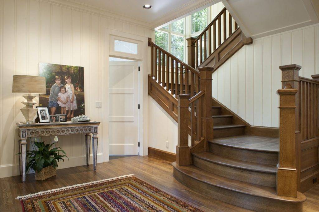 Лестницы на второй этаж в частном доме – неотъемлемый атрибут интерьера