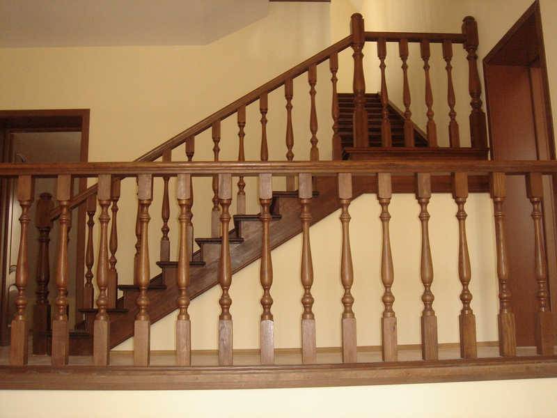 Какой должна быть высота перил у лестницы в частном доме