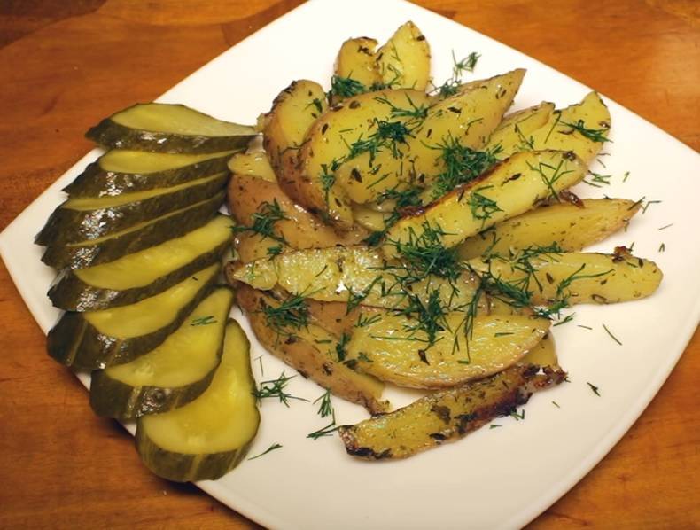 Картофель по-деревенски в духовке, мультиварке и на сковородке, рецепт с фото, видео