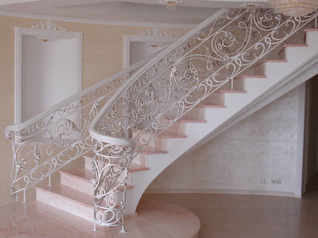 Перила для лестницы дачного дома: критерии выбора и особенности самостоятельного изготовления