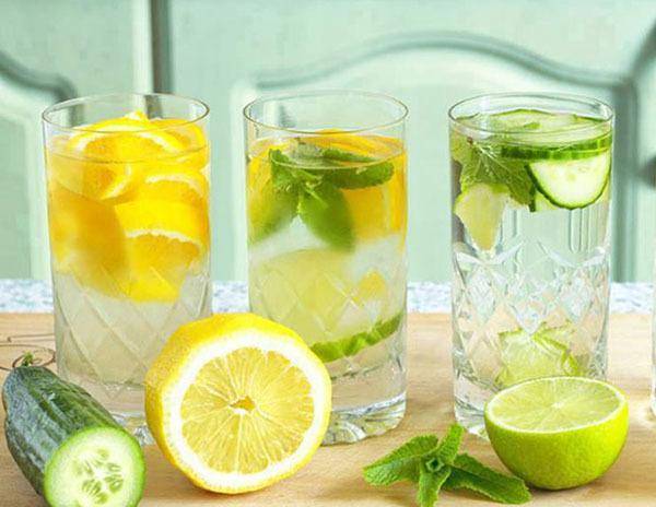Какова польза воды с лимоном для организма, есть ли вред, когда лучше и сколько пить утром, днем, на ночь, натощак