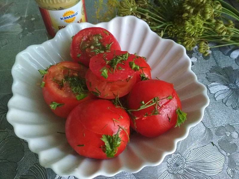 Малосольные помидоры с чесноком и зеленью – рецепты быстрого приготовления