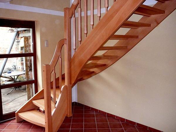 Незаменимый атрибут интерьера частного дома — лестница на второй этаж