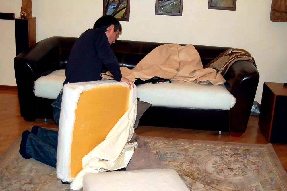 Выполняем перетяжку дивана самостоятельно — пошаговая инструкция