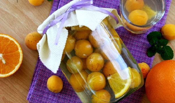 Освежающий компот из абрикосов и апельсина на зиму